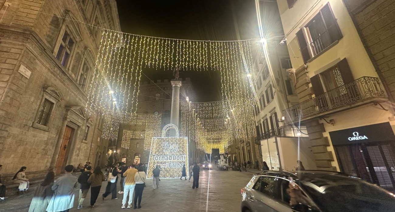 Via de' Tornabuoni illumina il Natale