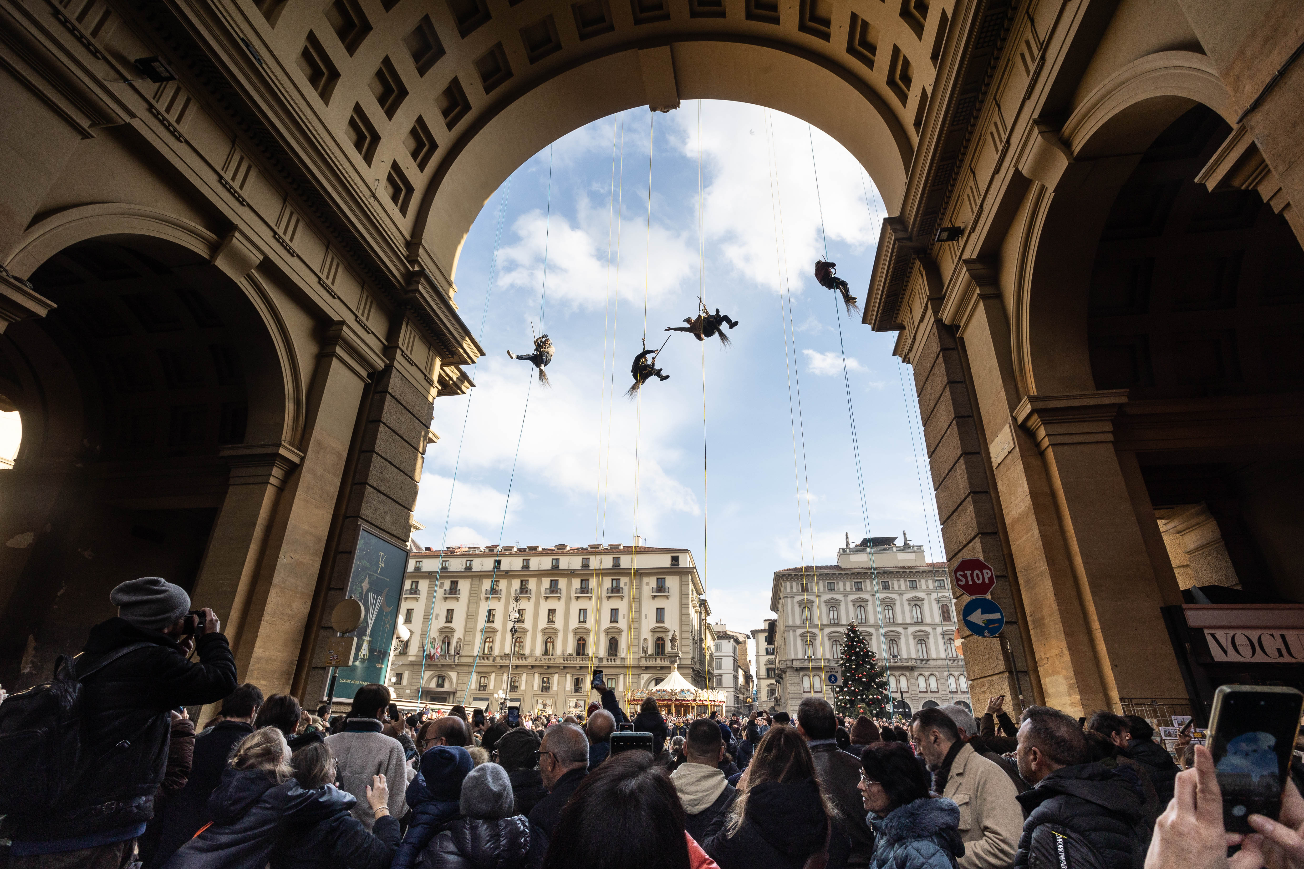 A Firenze torna la magia dell'Epifania: la Befana scende dall'Arcone di piazza della Repubblica