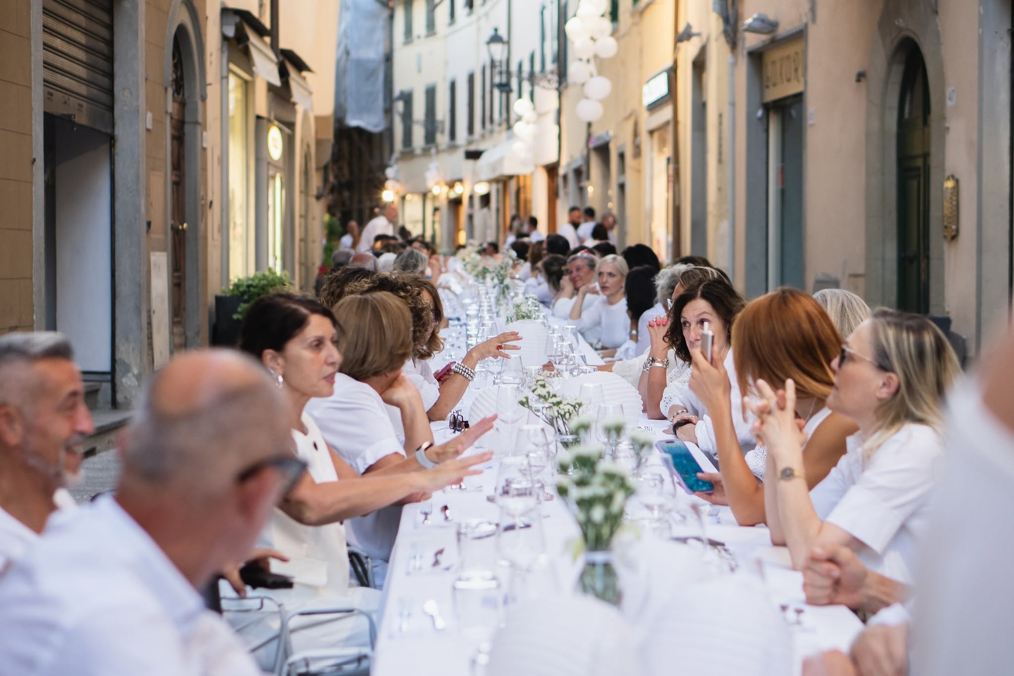 Borgo San Lorenzo, sold out per la Cena Bianca 2026 in via Mazzini