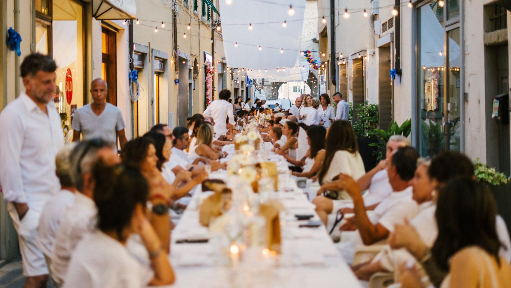 Borgo San Lorenzo, successo per la Cena Bianca: 150 persone a tavola in via Mazzini